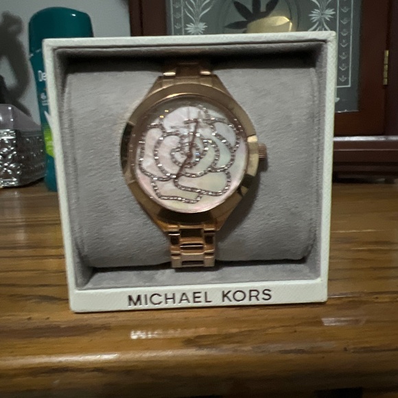 Michael Kors - Picture 1 of 1